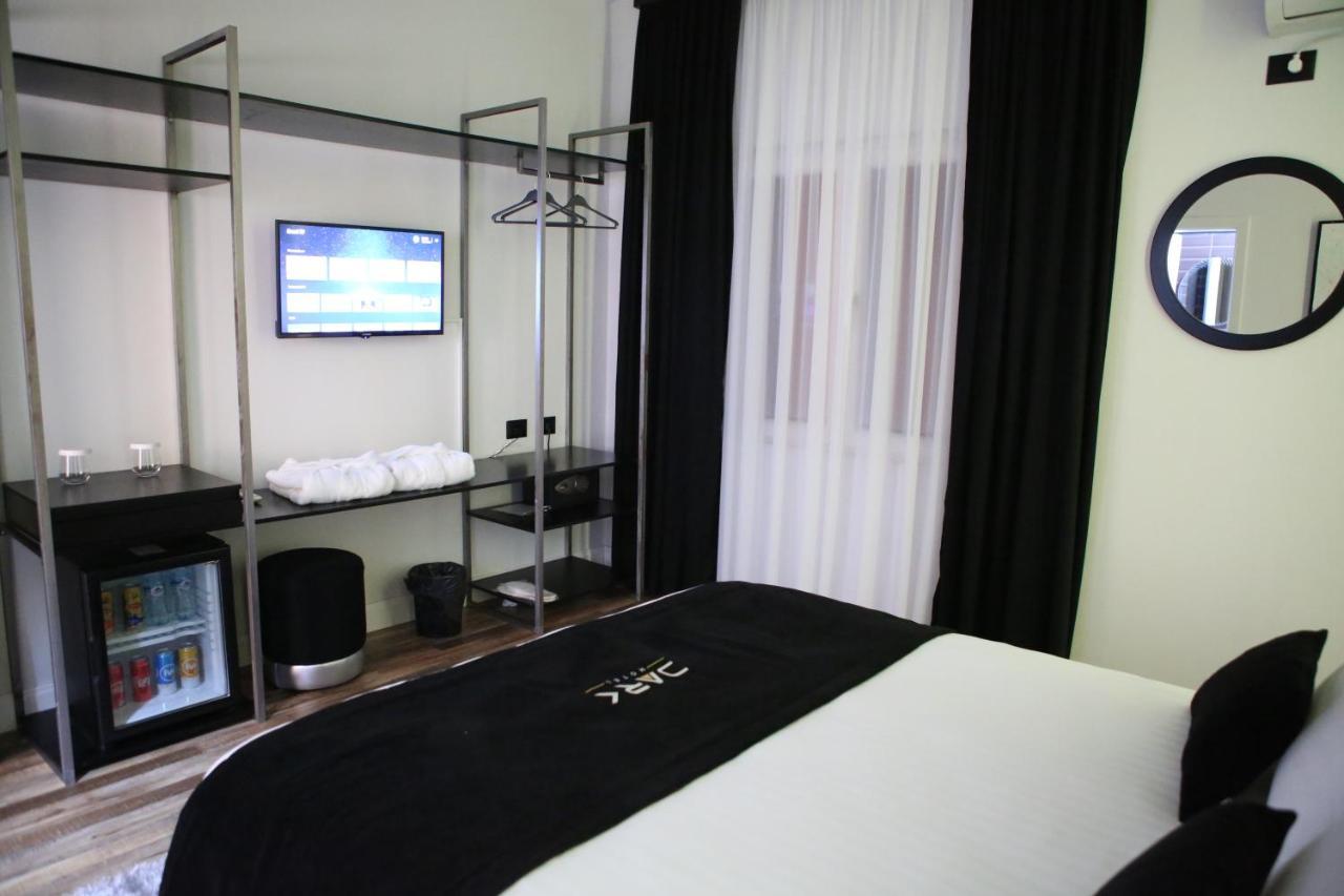 Dark Boutique Hotel Shkoze 外观 照片