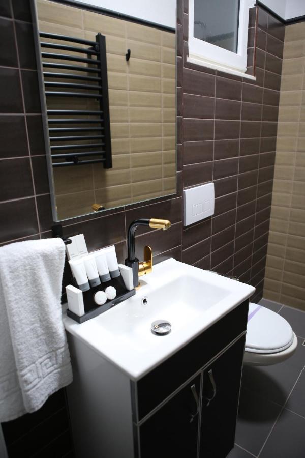 Dark Boutique Hotel Shkoze 外观 照片