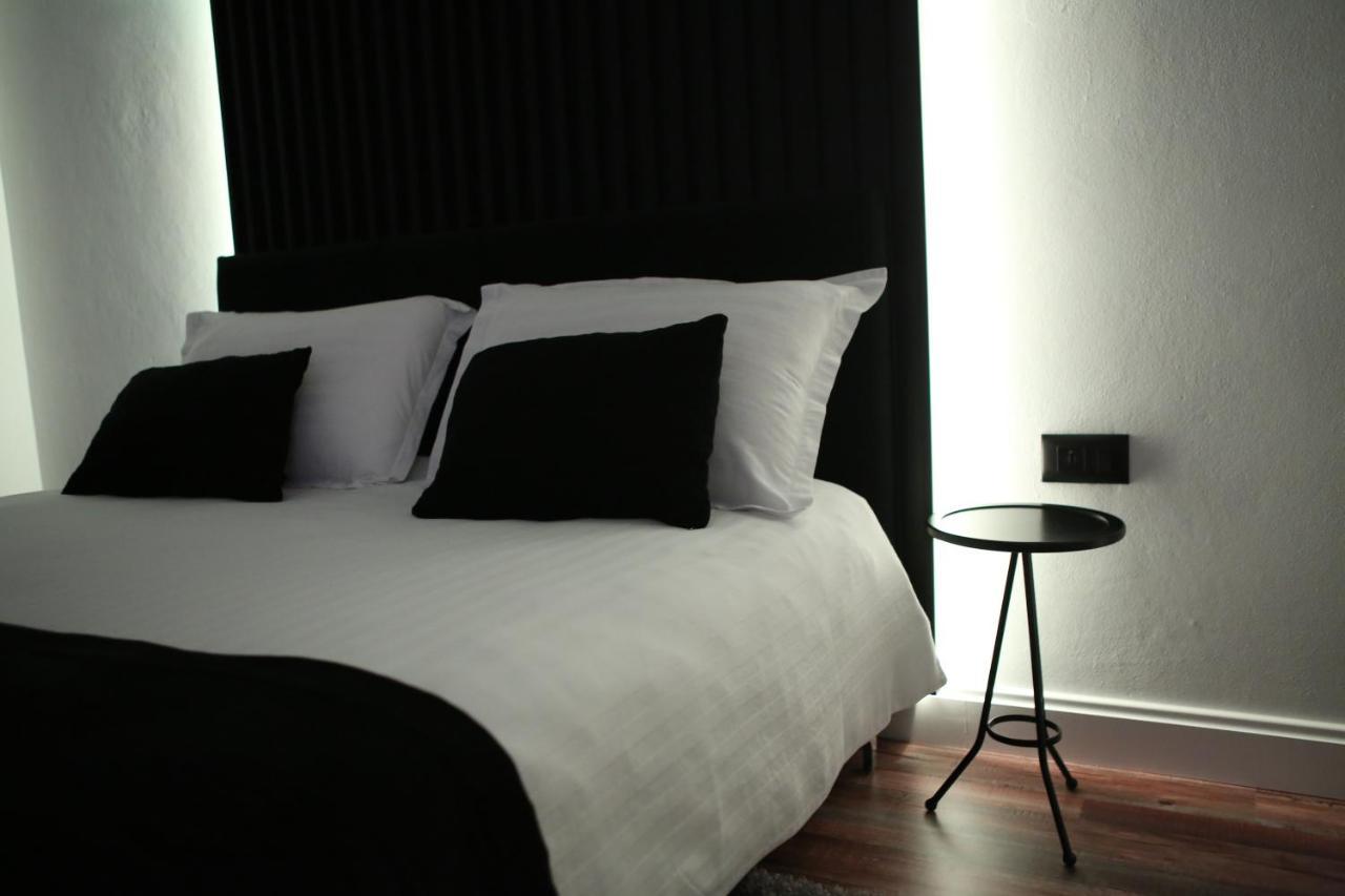 Dark Boutique Hotel Shkoze 外观 照片