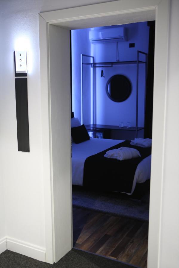 Dark Boutique Hotel Shkoze 外观 照片