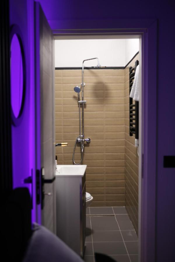 Dark Boutique Hotel Shkoze 外观 照片