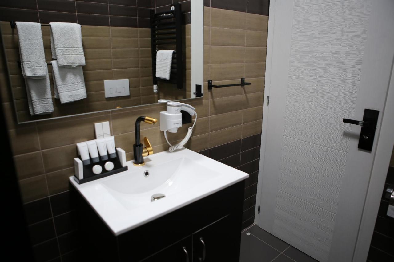 Dark Boutique Hotel Shkoze 外观 照片