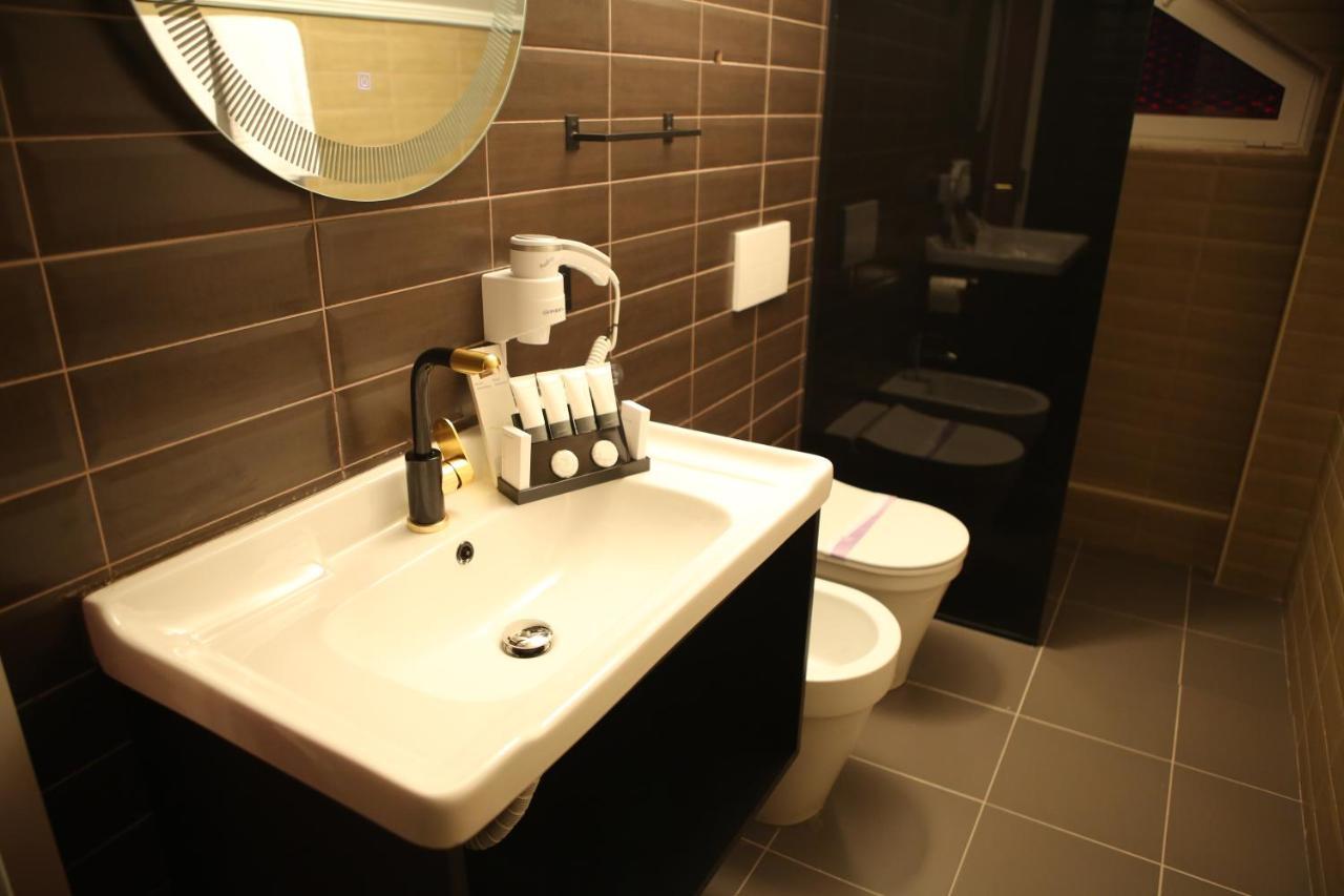 Dark Boutique Hotel Shkoze 外观 照片