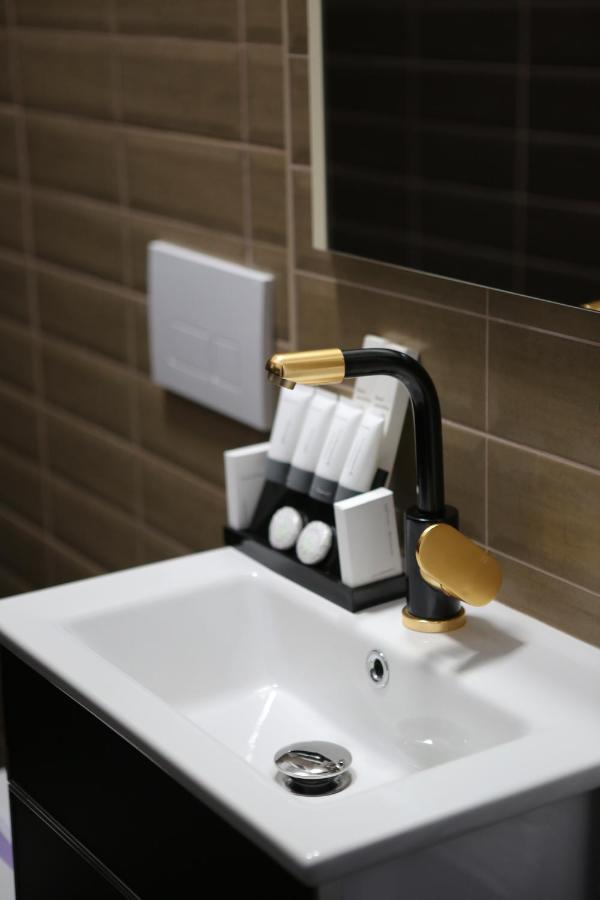 Dark Boutique Hotel Shkoze 外观 照片