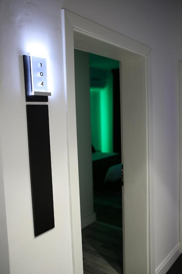 Dark Boutique Hotel Shkoze 外观 照片