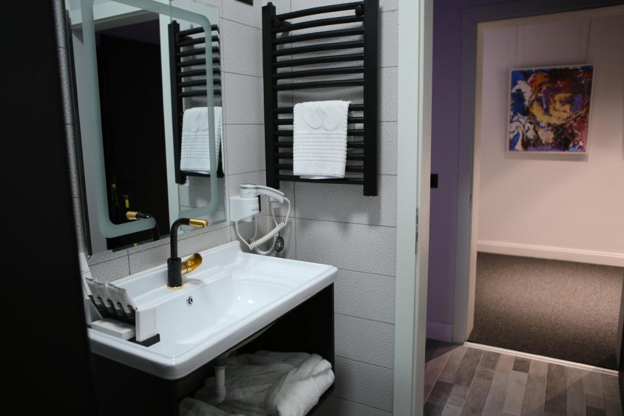 Dark Boutique Hotel Shkoze 外观 照片