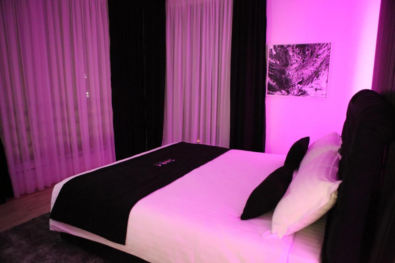 Dark Boutique Hotel Shkoze 外观 照片