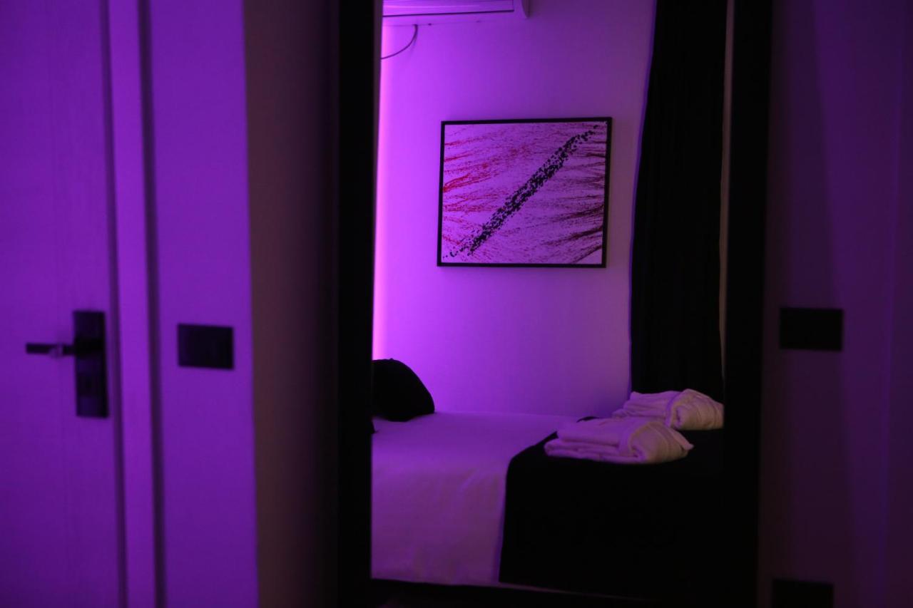 Dark Boutique Hotel Shkoze 外观 照片