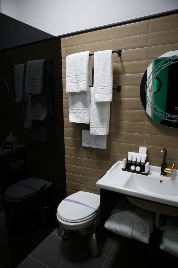 Dark Boutique Hotel Shkoze 外观 照片