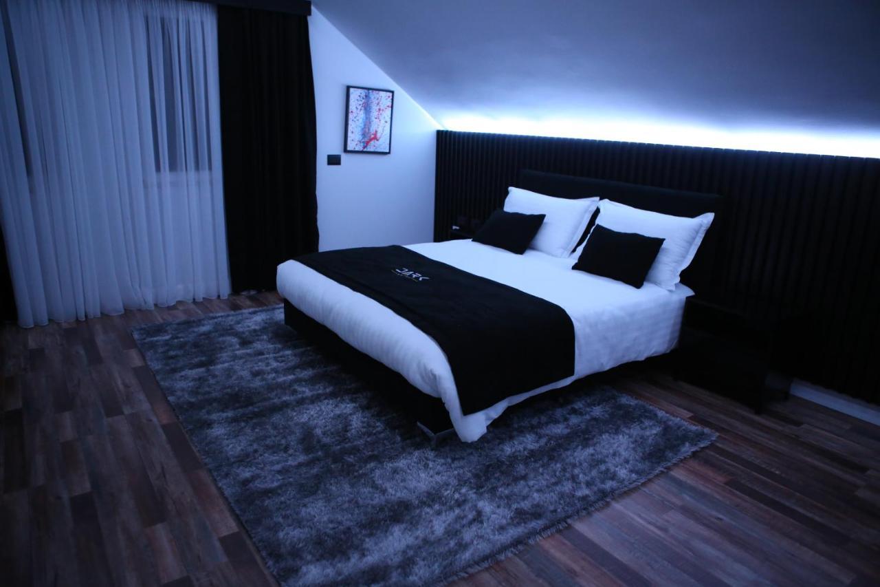 Dark Boutique Hotel Shkoze 外观 照片