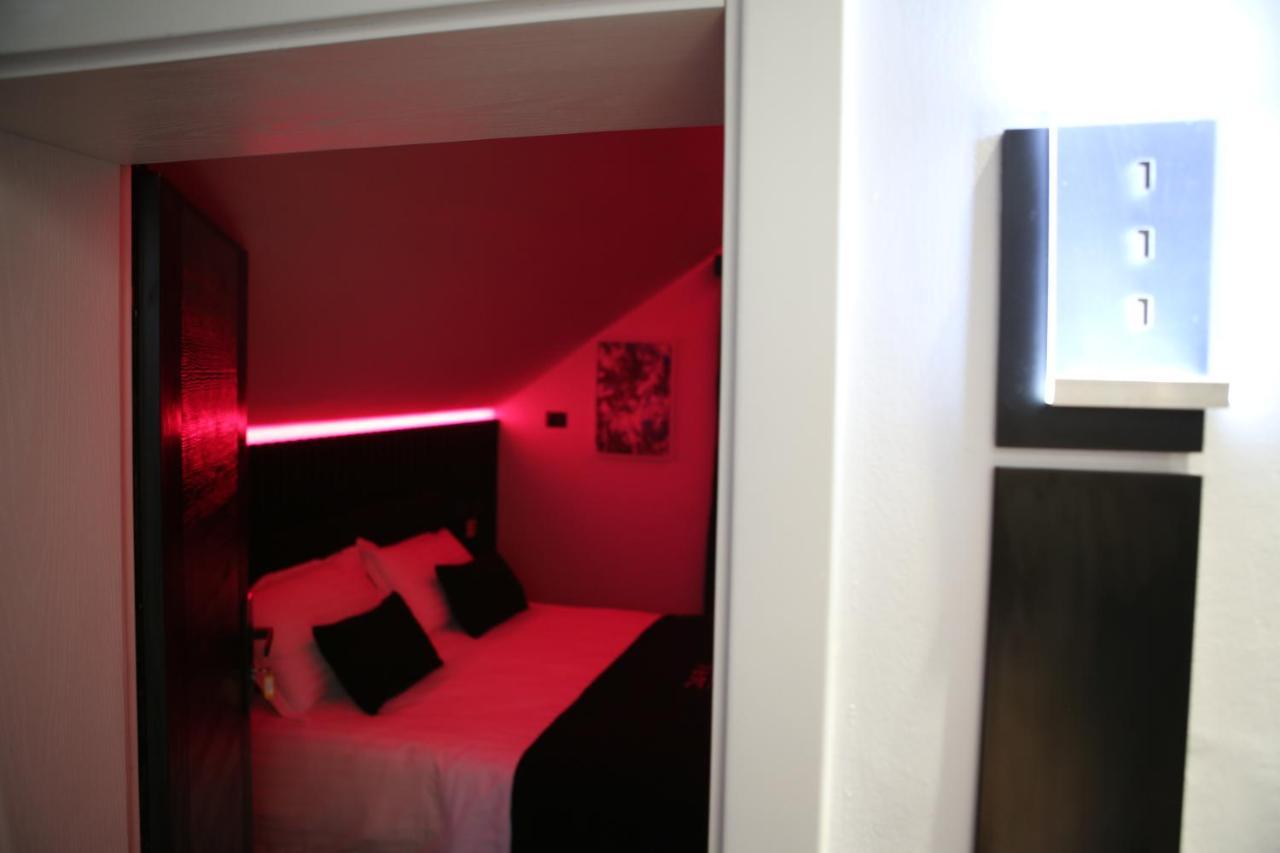 Dark Boutique Hotel Shkoze 外观 照片